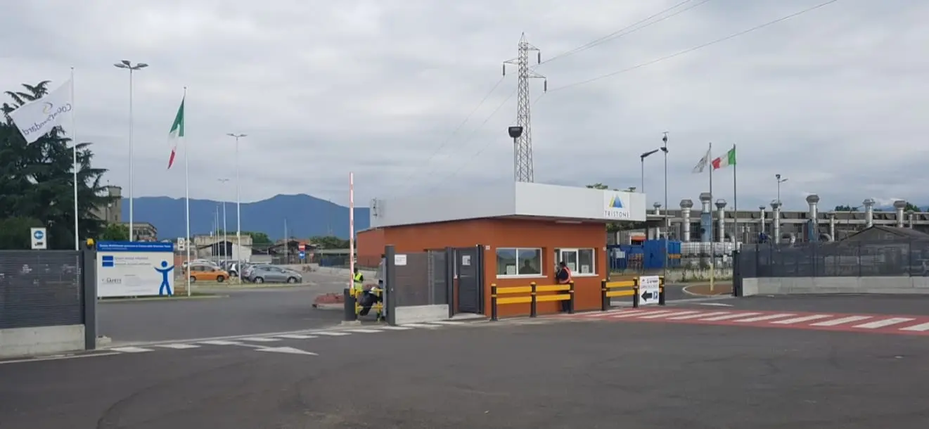 Ingresso di uno stabilimento Tristone Flowtech, con la guardiola, la sbarra e gli impianti sullo sfondo